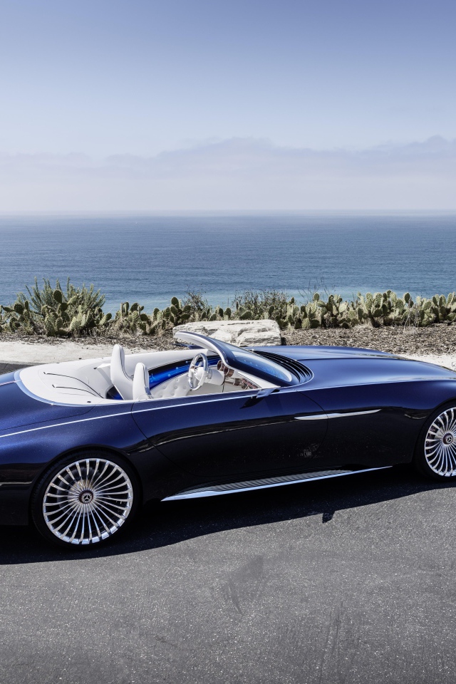 Синий автомобиль кабриолет Mercedes-Maybach 6 на фоне океана