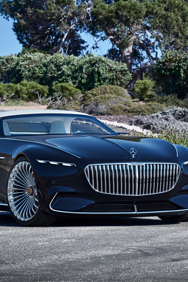 Дорогой черный автомобиль Mercedes Maybach 6 Cabriolet, 2017 на дороге
