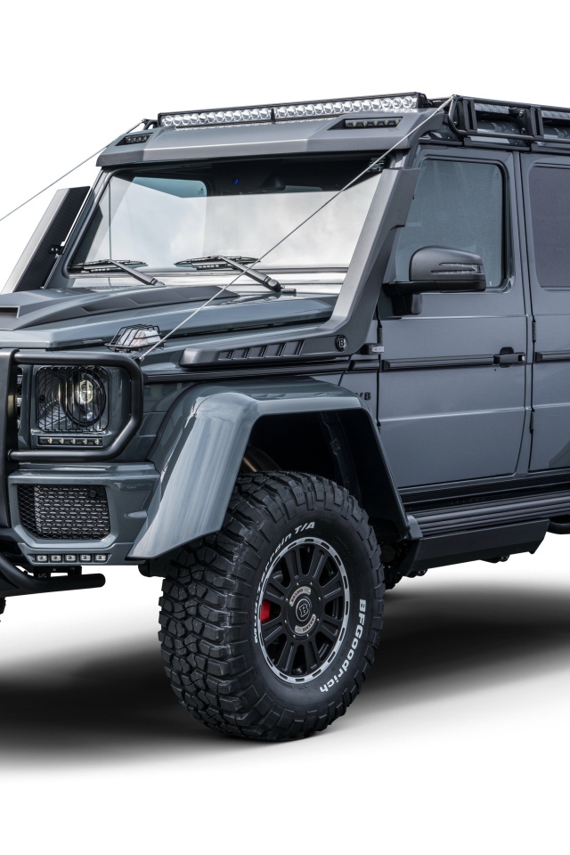 Немецкий автомобиль Mercedes-Benz Brabus 550 Adventure на белом фоне