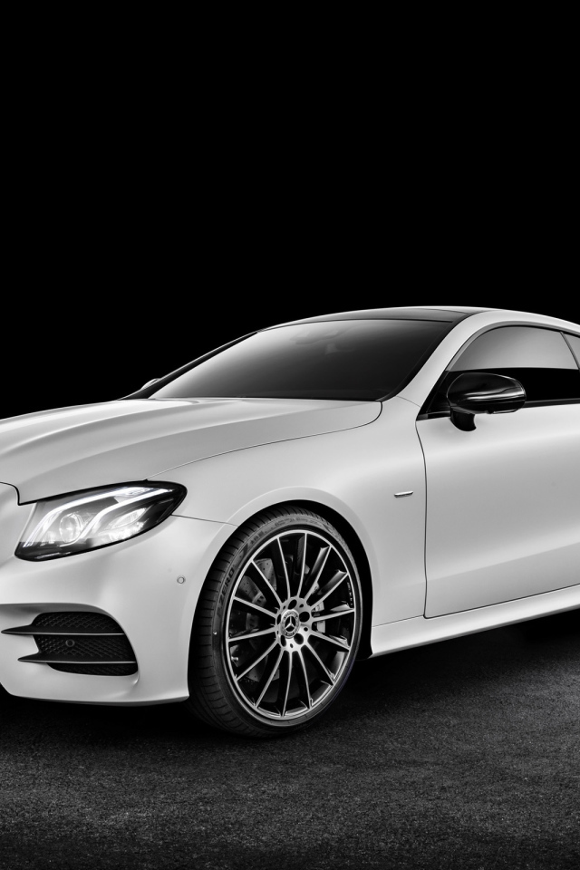 Серый автомобиль  Mercedes-Benz E-Class Coupe 2017