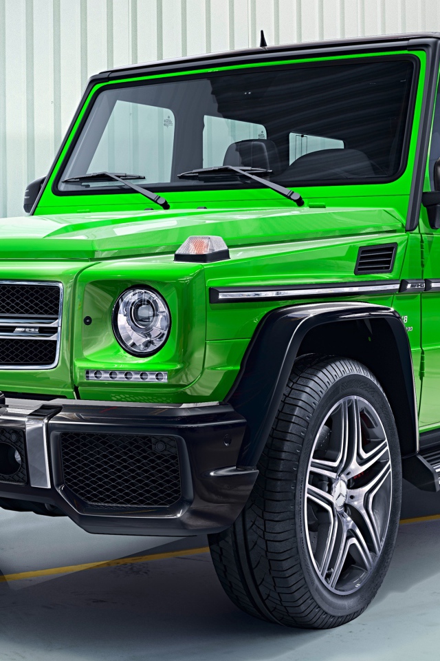 Зеленый внедорожник Mercedes-AMG G63