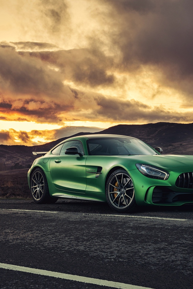 Зеленый автомобиль  Mercedes-AMG GT, 2017  на фоне красивого неба 