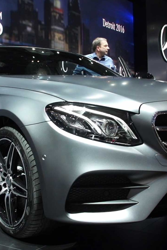 Презентация серебристого автомобиля Mercedes-Benz E-Class 2017 года 