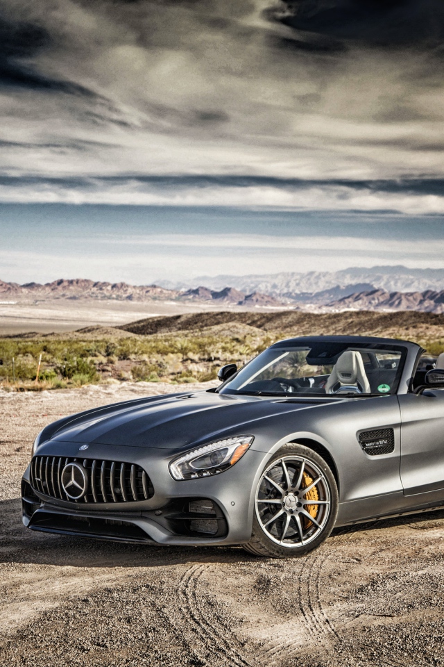 Серебристый автомобиль Mercedes-AMG GT на фоне неба