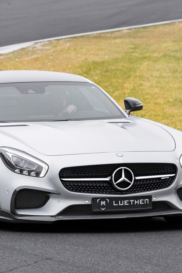 Серебристый автомобиль Mercedes-AMG GT на трассе