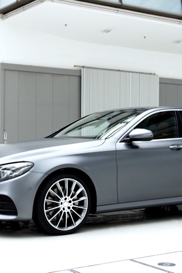 Серебристый Mercedes-Benz E-Class 2017 года 