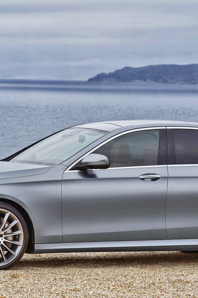 Серебристый Mercedes E-Class AMG Line 2017 года 