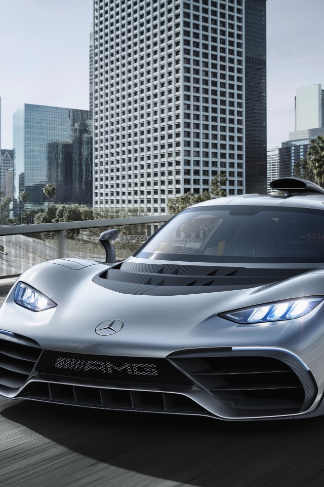 Серебристый спортивный автомобиль Mercedes-AMG Project One на фоне города