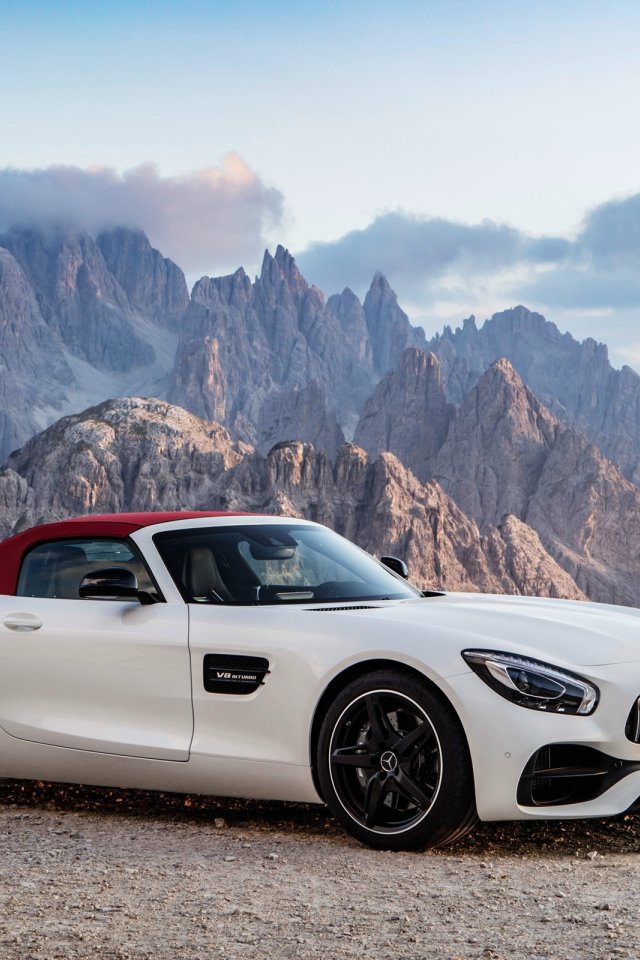Стильный автомобиль Mercedes-AMG GT Roadster на фоне гор 