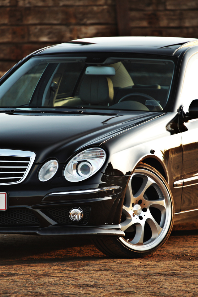 Стильный красивый черный автомобиль Mercedes-Benz