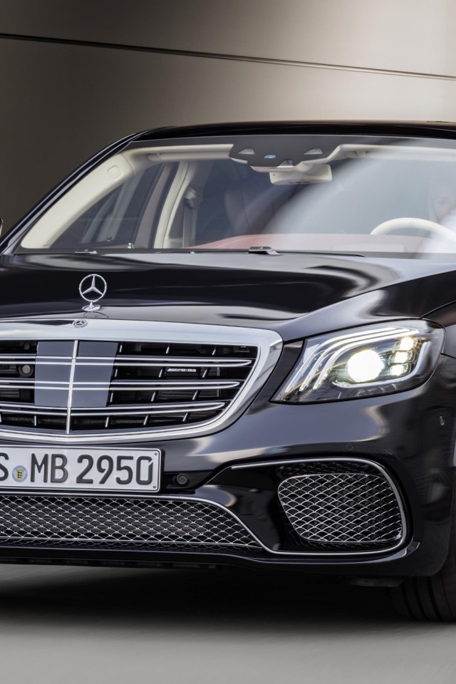 Стильный черный автомобиль Mercedes-Benz S-Class, 2018