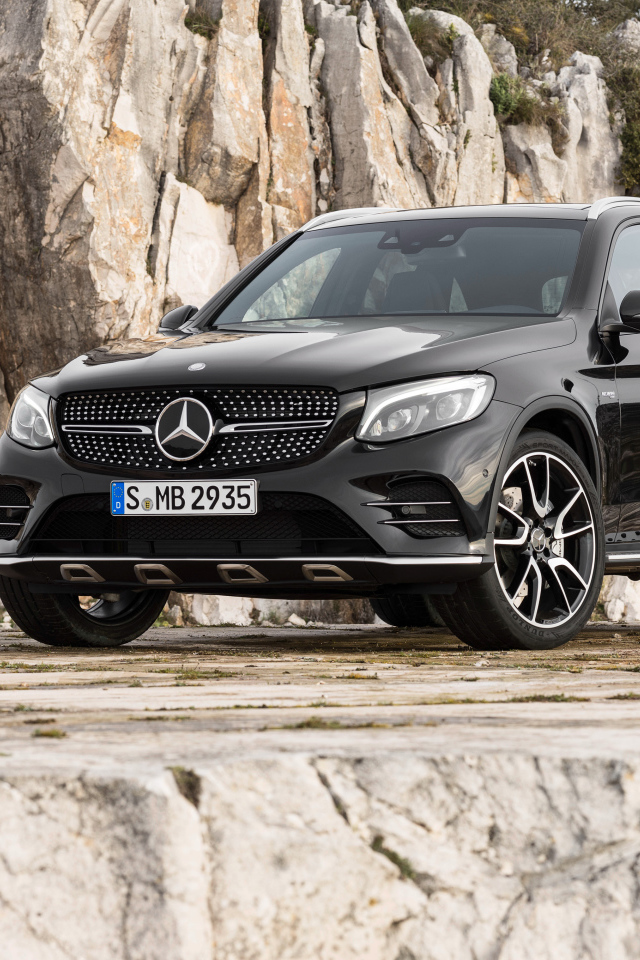 Стильный черный автомобиль Mercedes-Benz GLC-Class