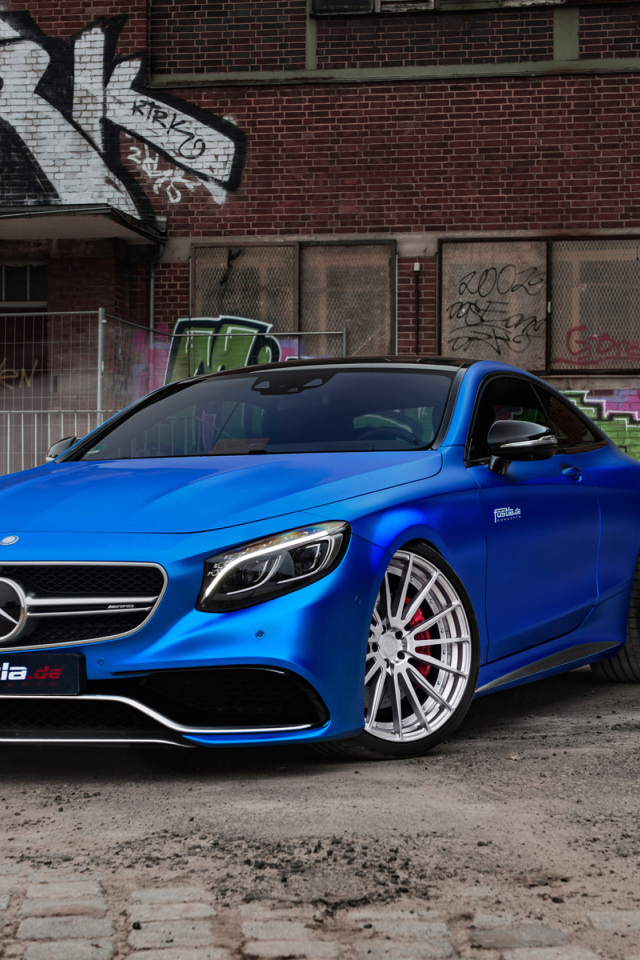 Стильный синий автомобиль Mercedes-Benz S63 AMG