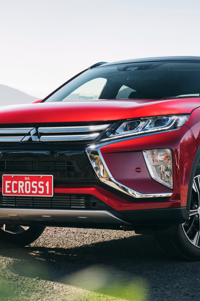 Красный внедорожник Mitsubishi Eclipse Cross Exceed, 2018 на фоне океана