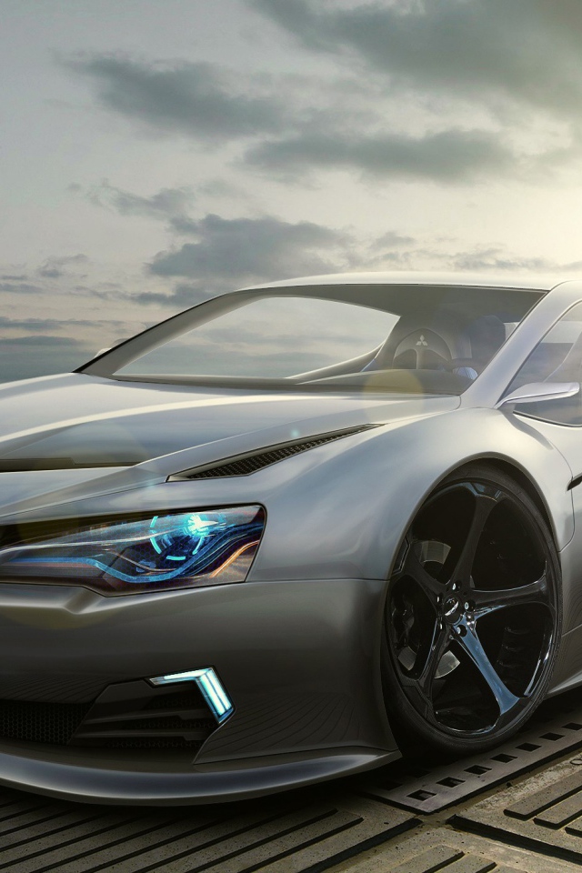 Серебристый автомобиль Mitsubishi в лучах солнца 