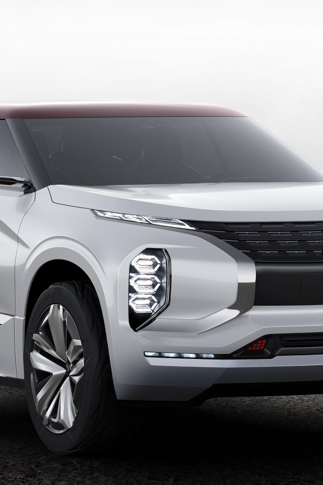Серебристый внедорожник  Mitsubishi GT-PHEV