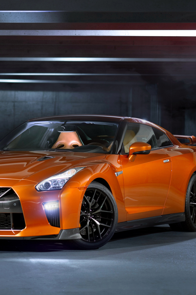 Быстрый спортивный автомобиль Nissan GT-R оранжевого цвета