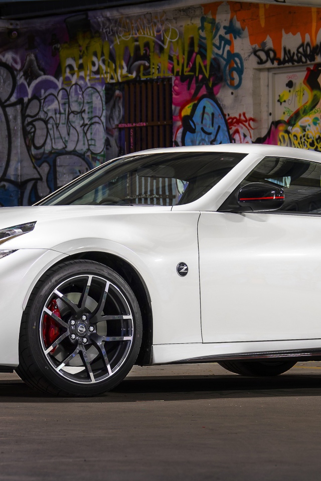 Стильный белый автомобиль Nissan 370z Nismo, 2018