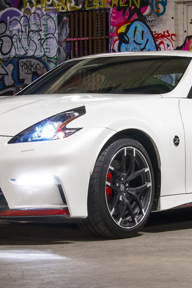 Белый автомобиль Nissan 370Z Nismo, 2017