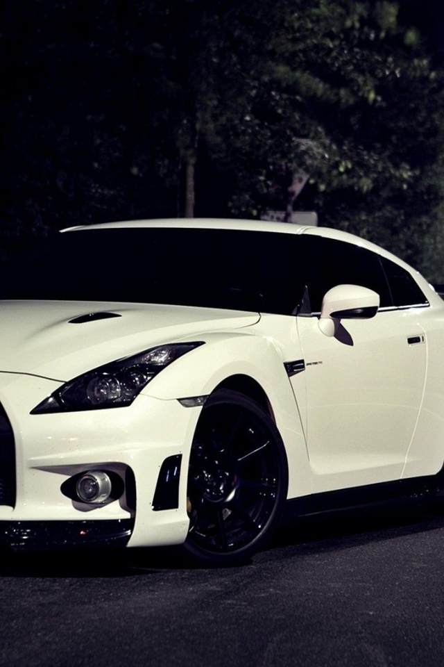 Белый спорткар Nissan Skyline GT-R R35 на трассе 