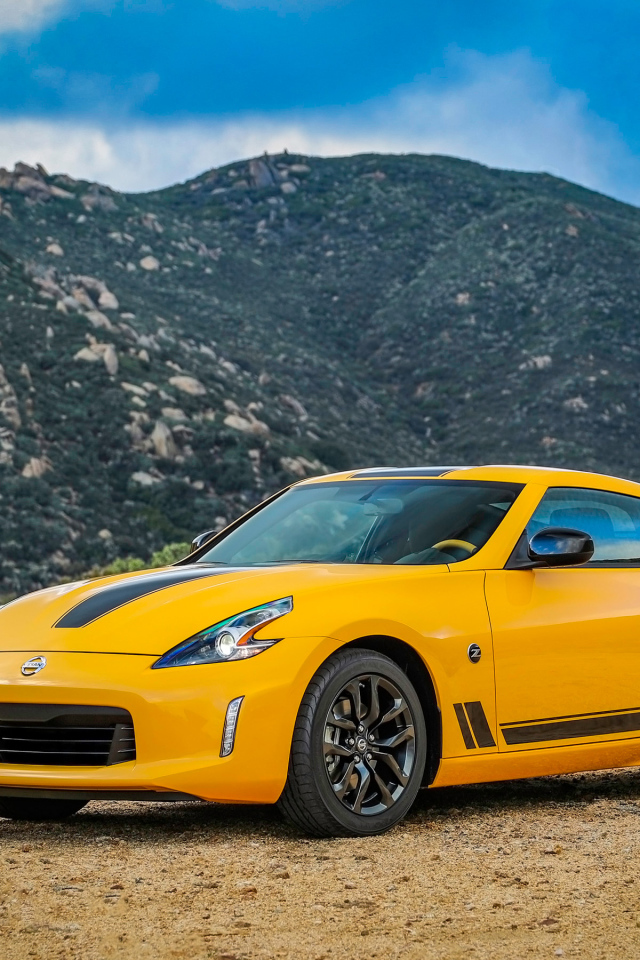 Желтый автомобиль Nissan 370Z Heritage Edition, 2018 на фоне гор