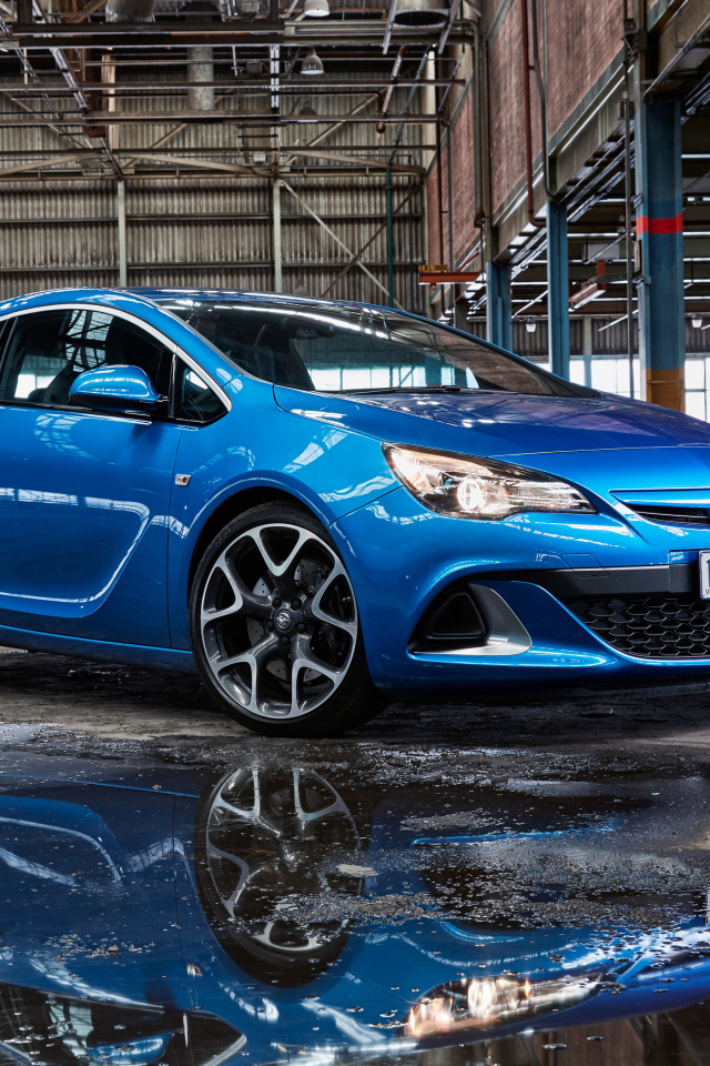 Синий стильный автомобиль Opel Astra 