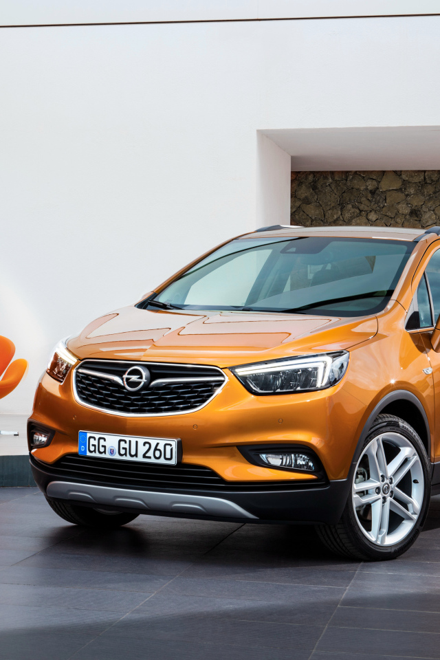 Оранжевый автомобиль кроссовер Opel Mokka
