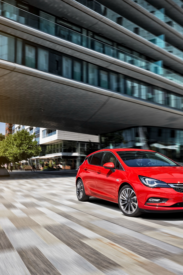 Красный автомобиль Opel Astra в движении