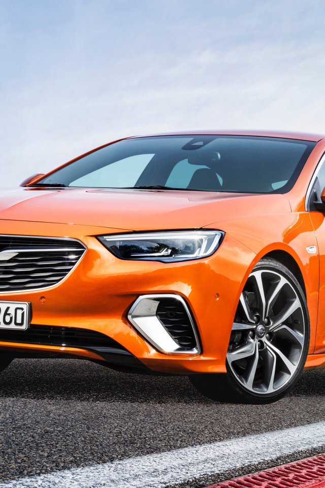 Стильный оранжевый автомобиль Opel Insignia GSi, 2018