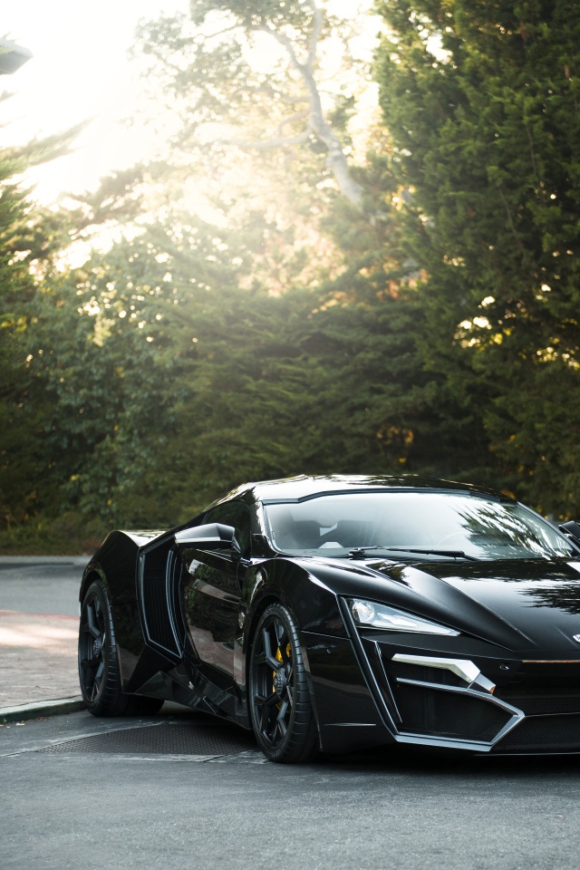Черный спортивный автомобиль Lykan HyperSport