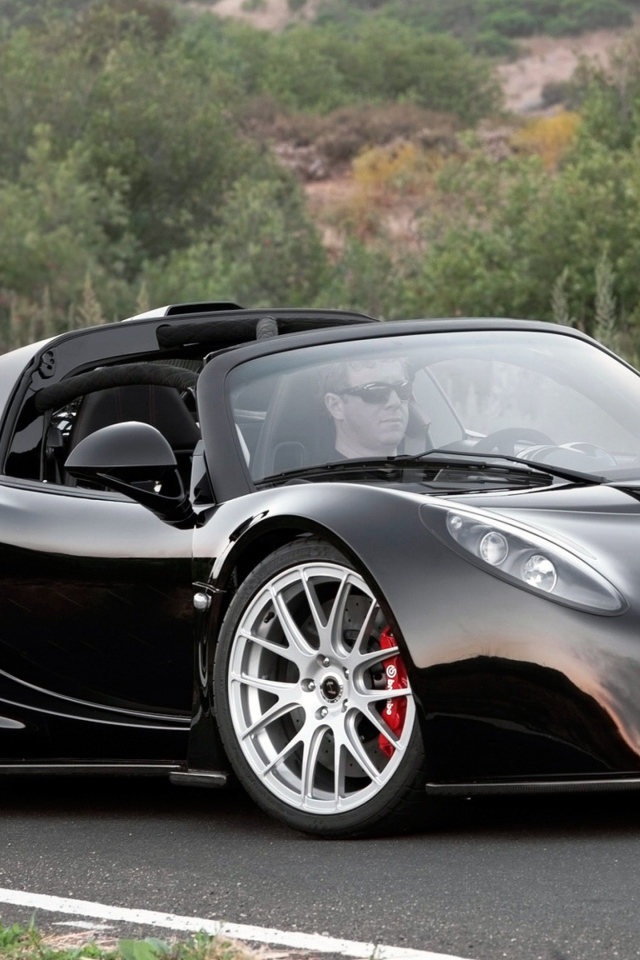 Черный спортивный суперкар Hennessey Venom GT на трассе