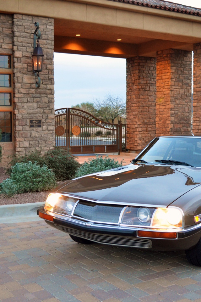 Автомобиль  Citroy с включенными фарами