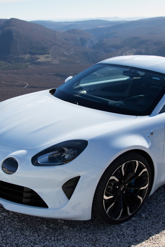 Белый автомобиль  Alpine A110 на дороге