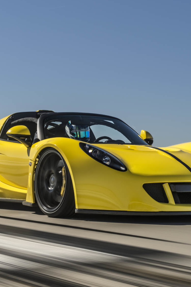 Желтый спортивный автомобиль Hennessey Venom GT на трассе