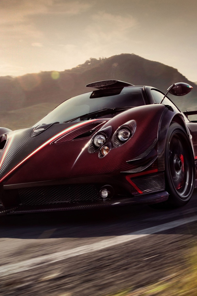 Бордовый суперкар Pagani Zonda Fantasma Evo, 2017 на фоне солнца
