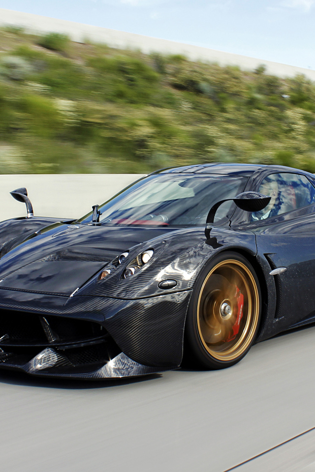 Черный спортивный автомобиль Pagani Huayra на трассе 