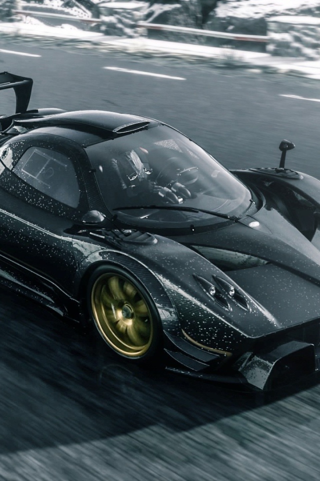 Черный суперкар Pagani Zonda R на трассе 