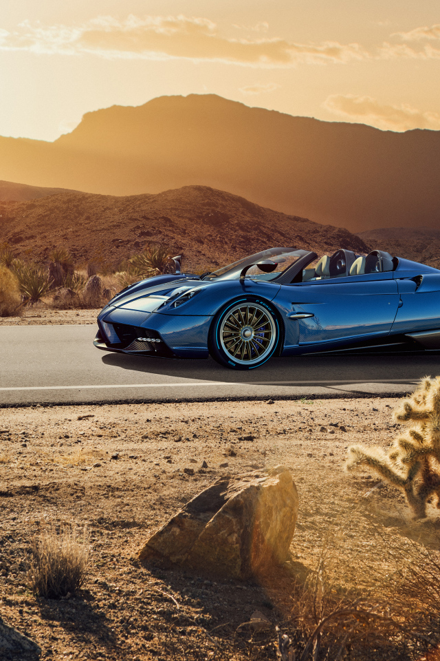 Синий спортивный автомобиль  Pagani Huayra на трассе 
