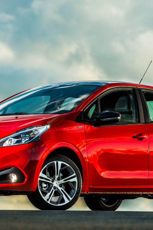 Красный автомобиль хэтчбек  Peugeot 208 GT