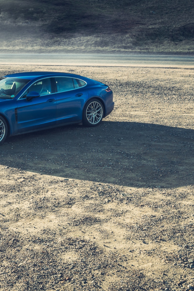 Голубой автомобиль Porsche Panamera Turbo
