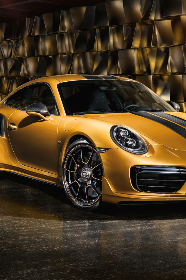 Золотистый автомобиль Porsche 911 Turbo S Exclusive Series