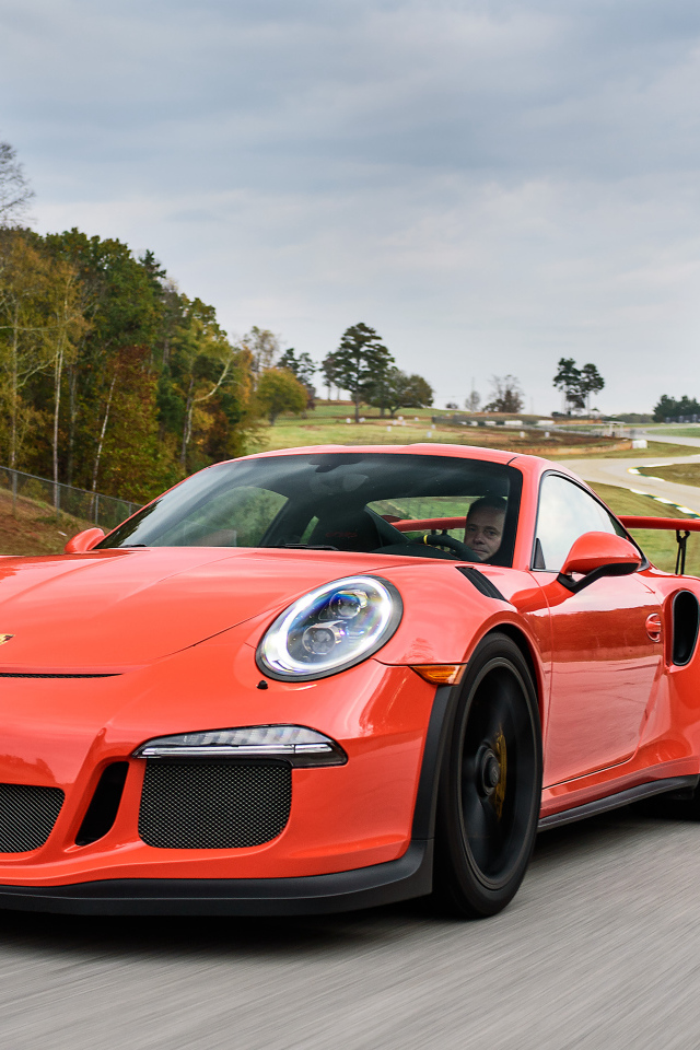 Оранжевый спортивный автомобиль Porsche 911 GT3 на трассе