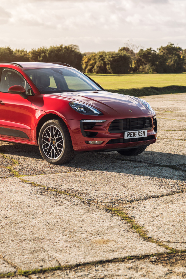 Красный внедорожник Porsche Macan