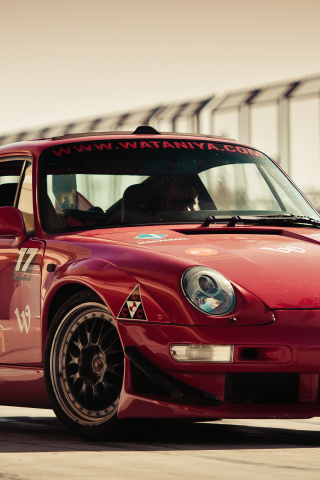 Красный спортивный автомобиль Porsche