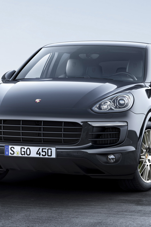 Серебристый автомобиль  Porsche Cayenne, 2017 