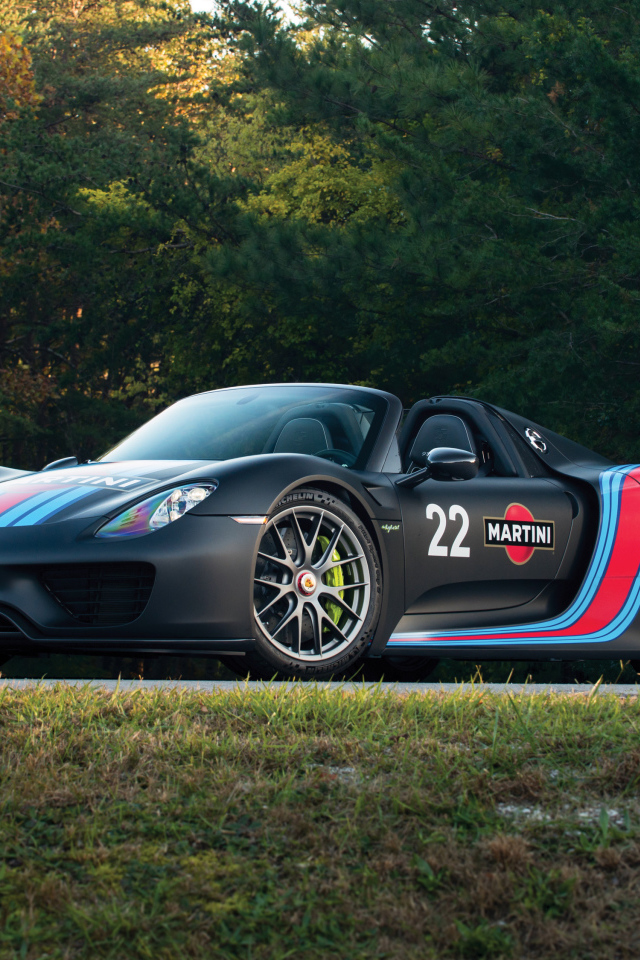 Спортивный автомобиль Porsche 918 Spyder Weissach Package с логотипом Martini Racing 