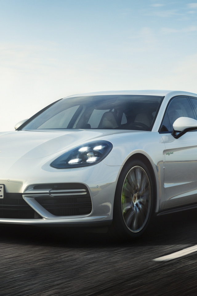 Белый внедорожник Porsche Panamera Turbo S E-Hybrid Sport Turismo, 2018 на трассе
