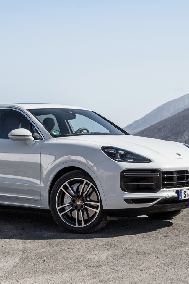 Белый автомобиль Porsche Cayenne Turbo, 2018 у воды