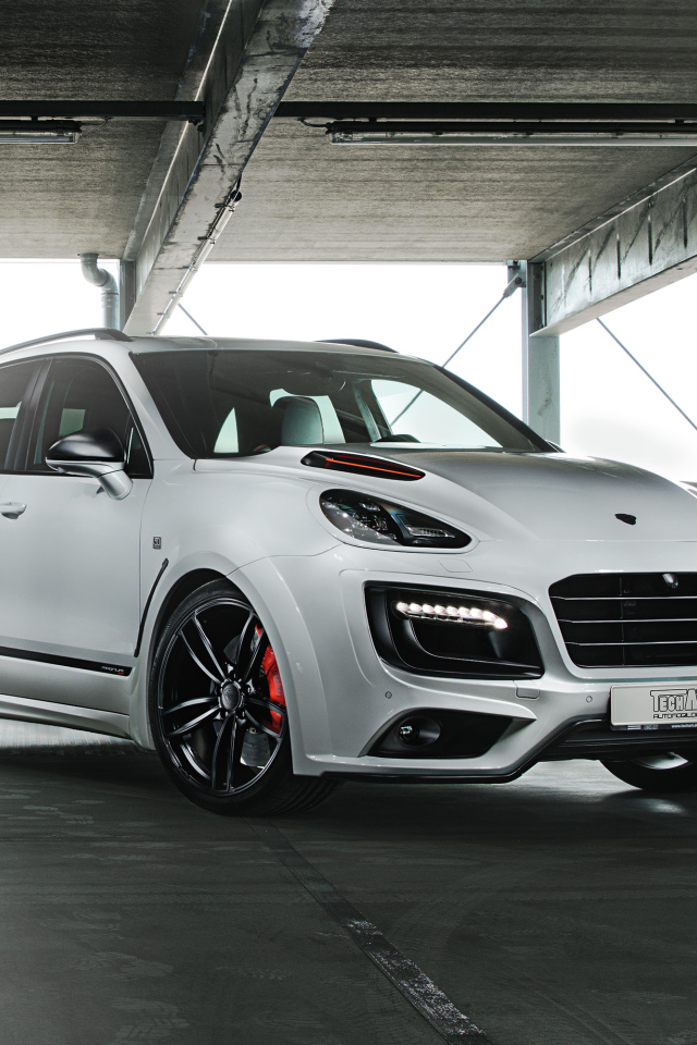 Белый автомобиль  Porsche Cayenne в гараже 
