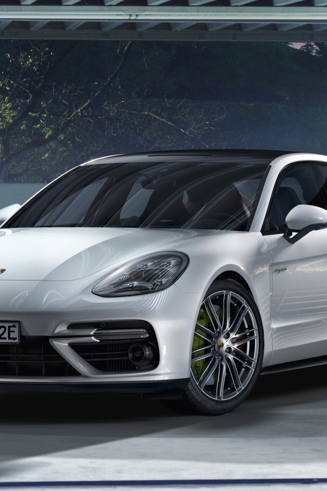 Белый новый автомобиль Porsche Panamera Turbo S E-Hybrid, 2018
